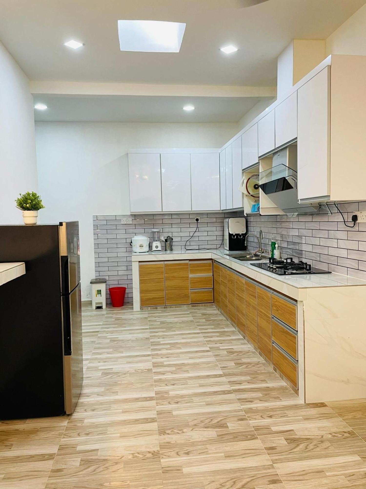 Nazirin Homestay No 27 Tmn Desa Manjung 루무트 외부 사진